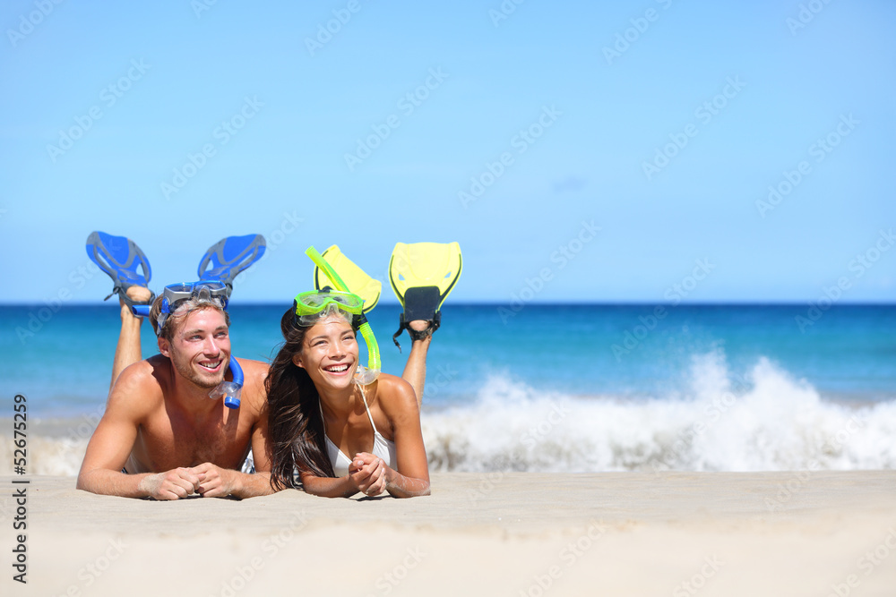Ταπετσαρία Beach travel couple having fun snorkeling looking