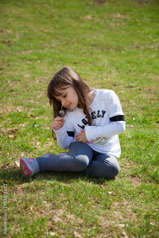 Fototapeta premium Dolce bambina seduta nel prato