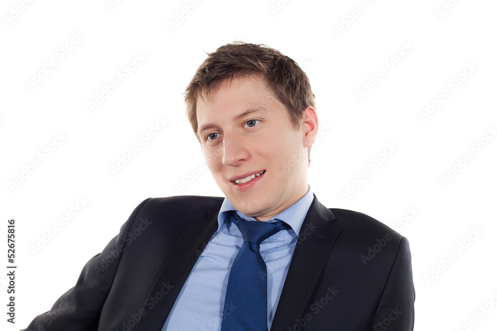 jeune homme en costume attentif et souriant jeune homme en costume attentif et souriant
