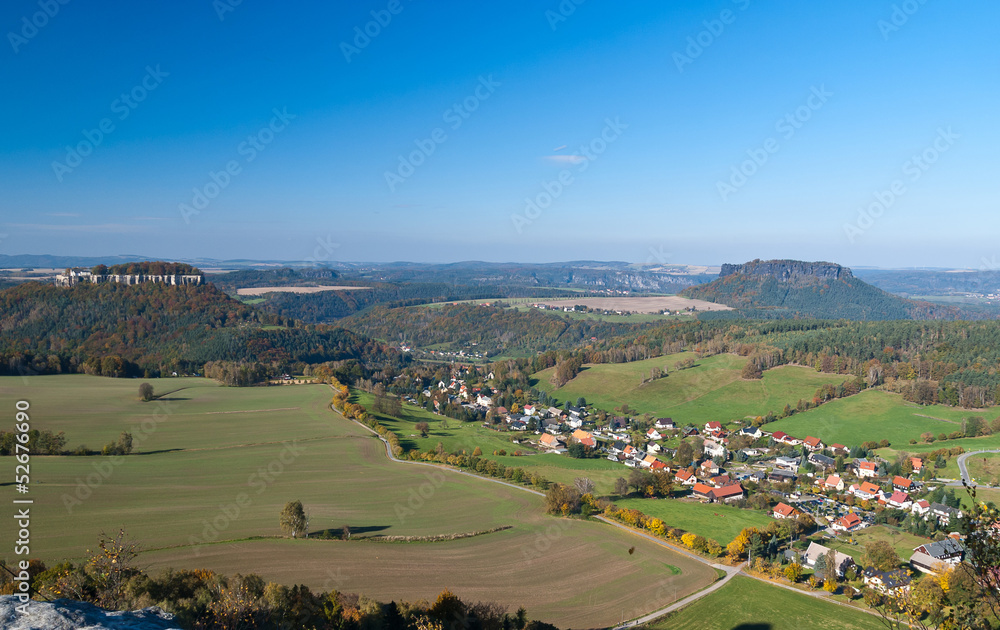 Obraz premium View from Barbarina towards Koenigstein and Lilienstein