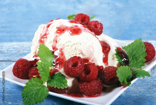 Vanilleeis mit Himbeeren photo