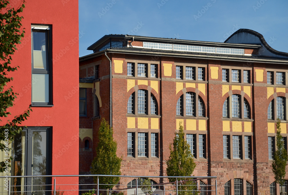 Naklejka premium Altes Industriegebäude und Neubau - Archtiekturkontrast alt neu