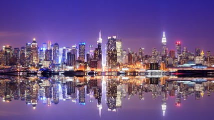Fototapete New York Manhattan Skyline mit Wasserspiegelung  © SeanPavonePhoto