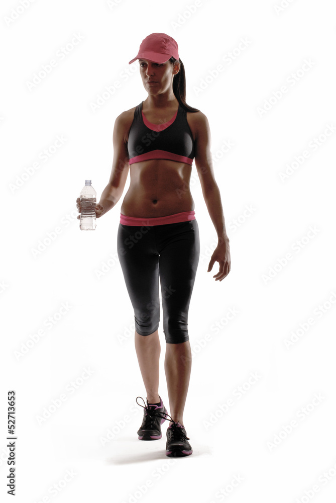 Mujer deportista sujetando una botella de agua.