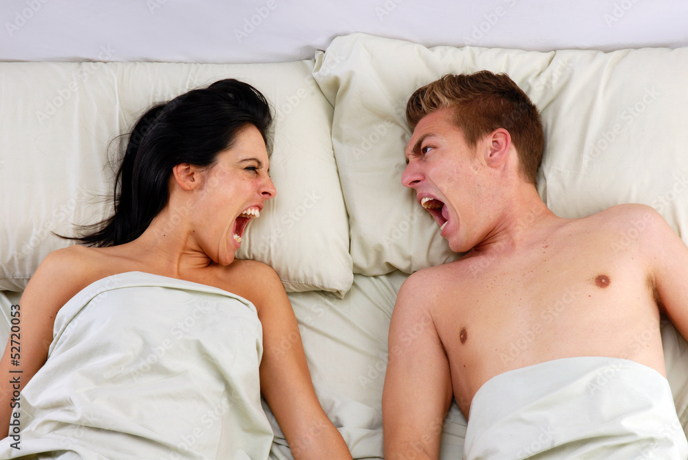 Pareja discutiendo en la cama. Pareja discutiendo en la cama.