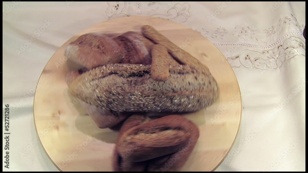 Rueda de pan integral, pan de semillas y pan de leña vídeo do Stock ...