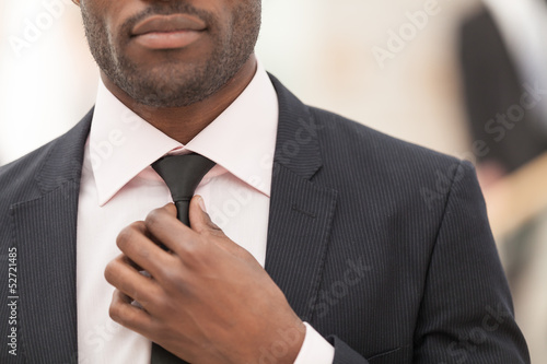 Foto White Collar Worker Adjusting His Necktie