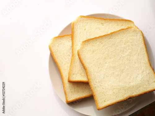 白い皿と食パン