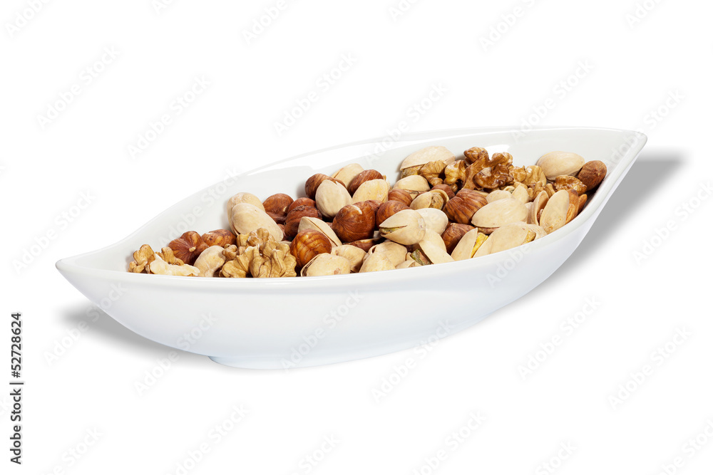 Schale mit Nußkernen isoliert vor weißem Hintergrund