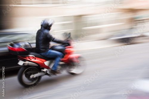 Motorradfahrer im Stadtverkehr