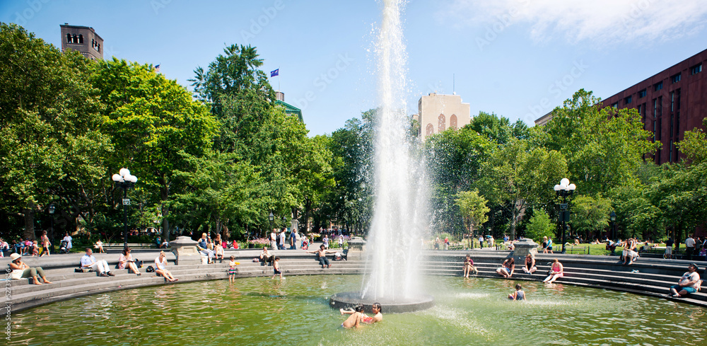Obraz premium People relaxing in Washington Square Park. NY.