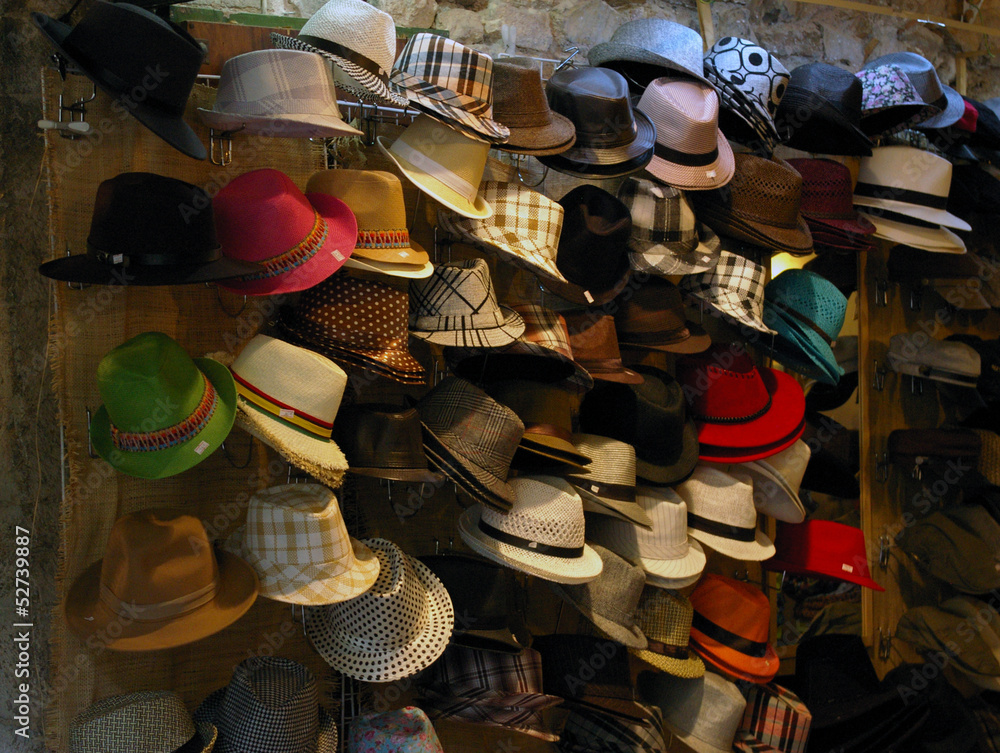 Présentoir de chapeaux de paille. Stock Photo | Adobe Stock