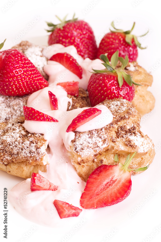 Fototapeta premium Raw strawberry and tasty cake