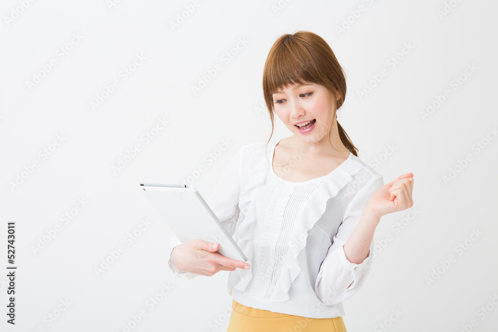 タブレットを見る女性 ビジネス タブレットを見る女性 ビジネス