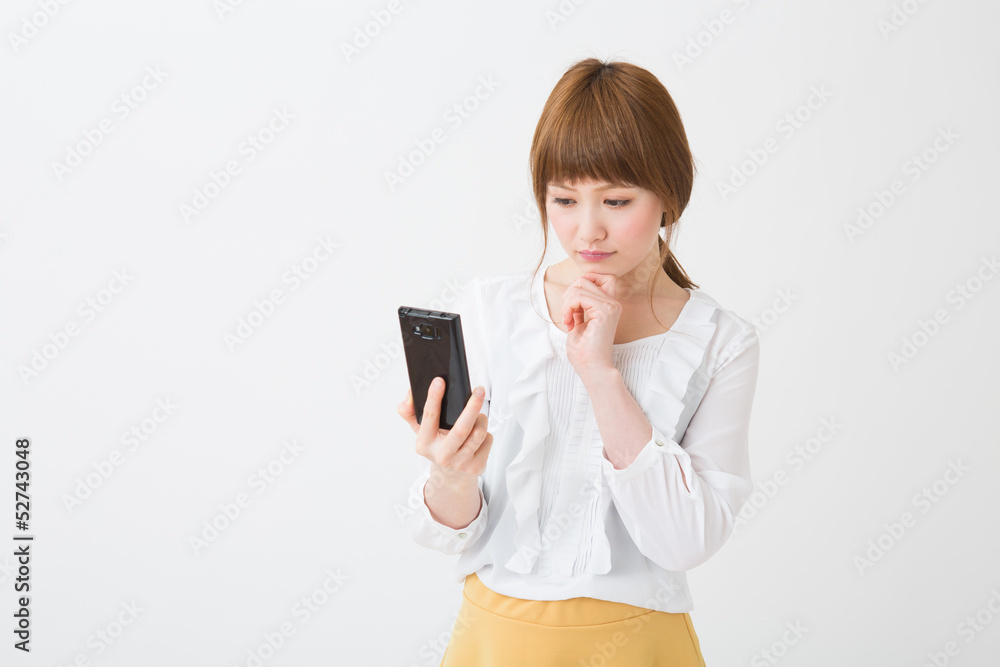 スマートフォンを見る女性 ビジネス スマートフォンを見る女性 ビジネス