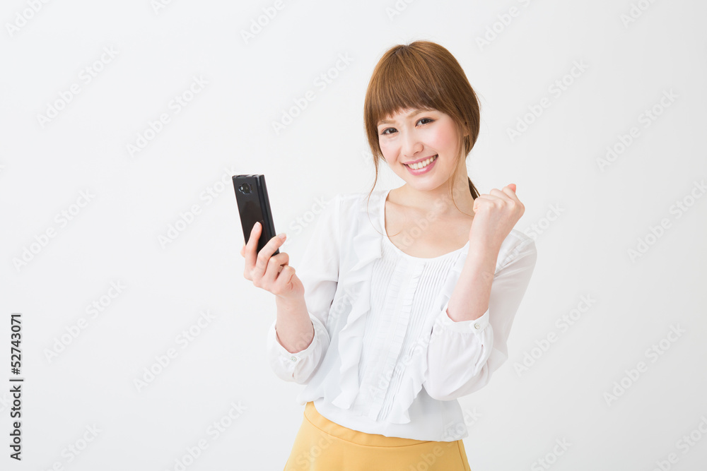 スマートフォンを見る女性 ビジネス スマートフォンを見る女性 ビジネス