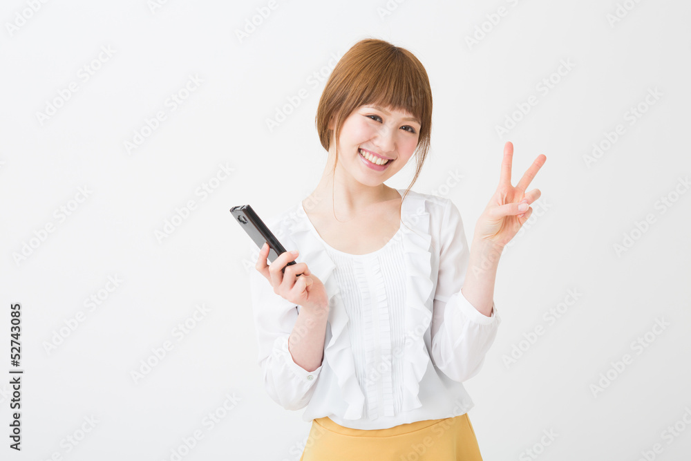 スマートフォンを見る女性 ビジネス スマートフォンを見る女性 ビジネス