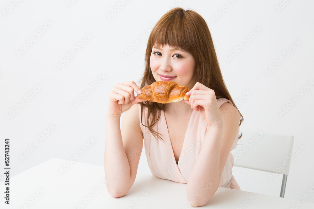 パンを食べる女性