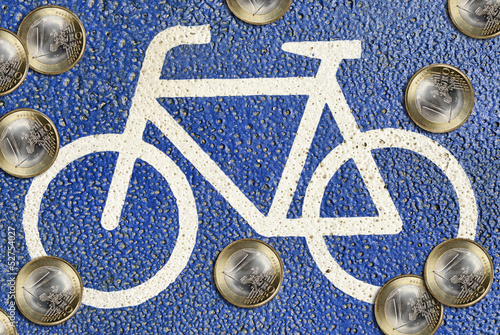 Fahrradsymbol auf Straßenasphalt mit Euromünzen photo