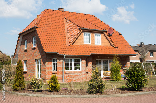 Einfamilienhaus bei Sonnenschein