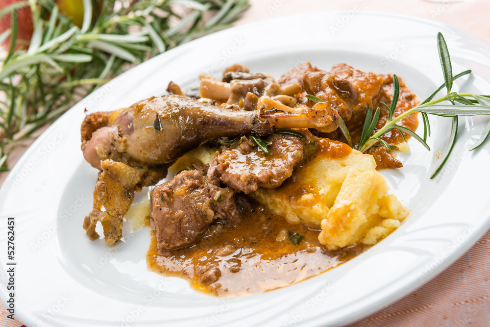 Stufato di selvaggina con polenta, fuoco selettivo Stufato di selvaggina con polenta, fuoco selettivo