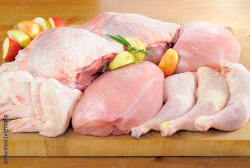 Poultry meat arrangement on kitchen board