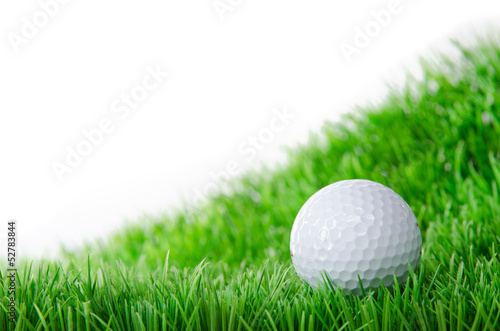 golfball liegt in wiese