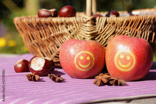 Äpfel mit Weidenkorb