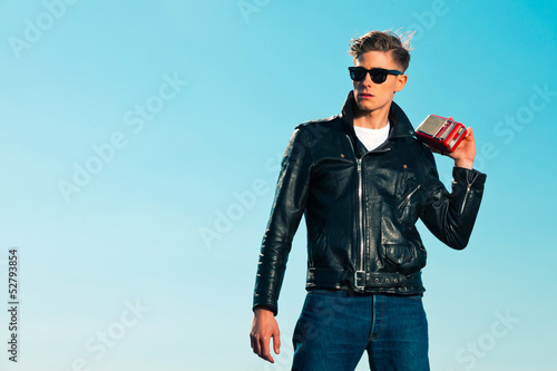 Bild auf Leinwand Retro fifties rockabilly man with black jacket listens to portab