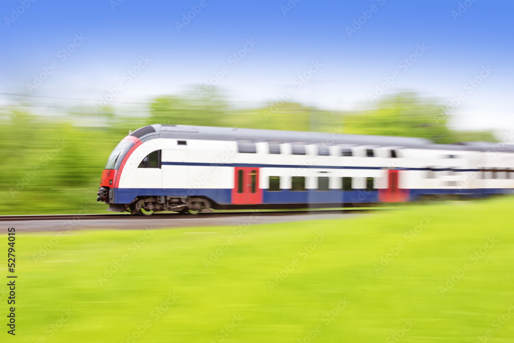 Fototapeta premium Bahn in sommerlicher Landschaft