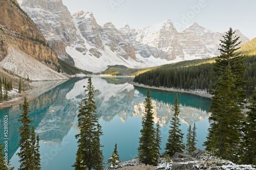 Fototapeta Naklejka Na Ścianę i Meble -  Moraine Lake