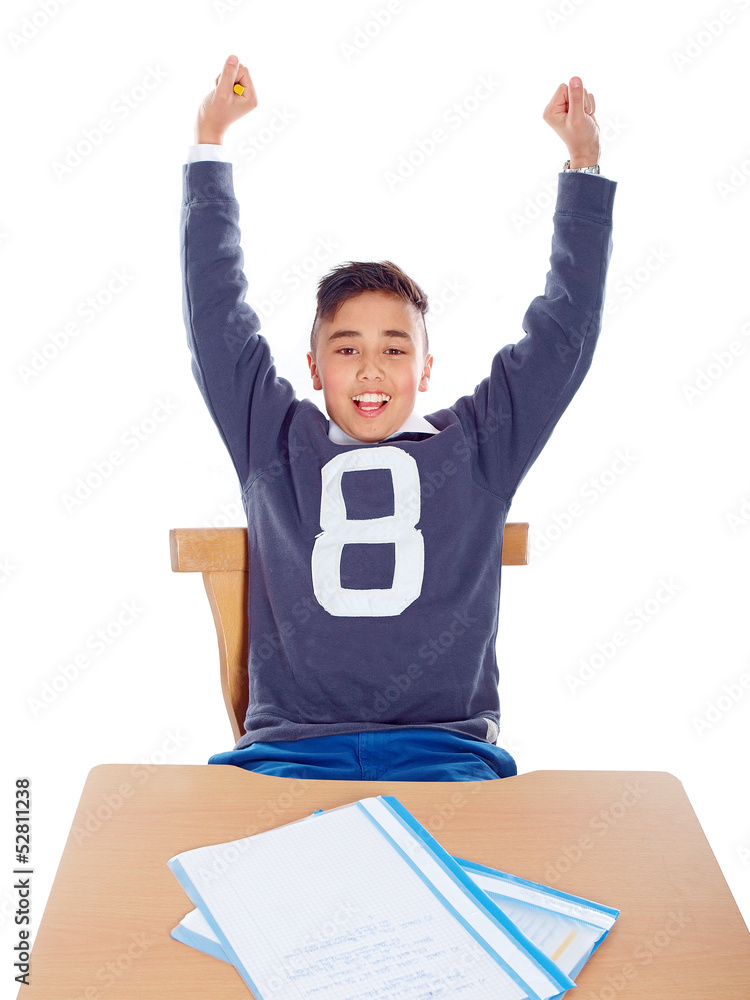 junge im klassenzimmer