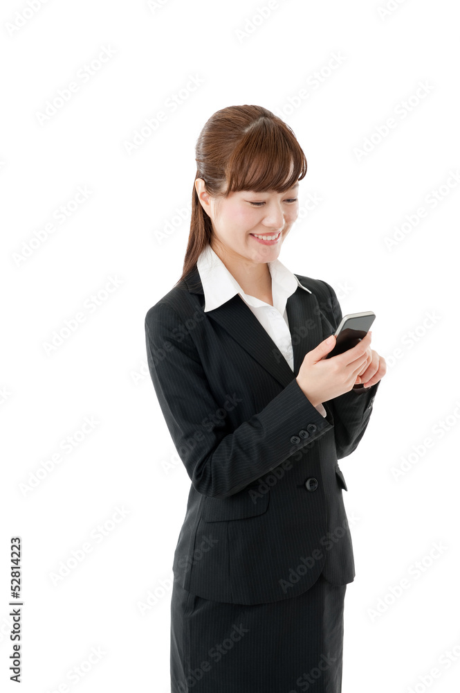 スマートフォンを使う若いビジネスウーマン スマートフォンを使う若いビジネスウーマン
