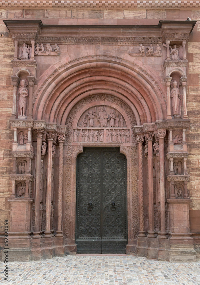 Porte et fronton de la cathédrale