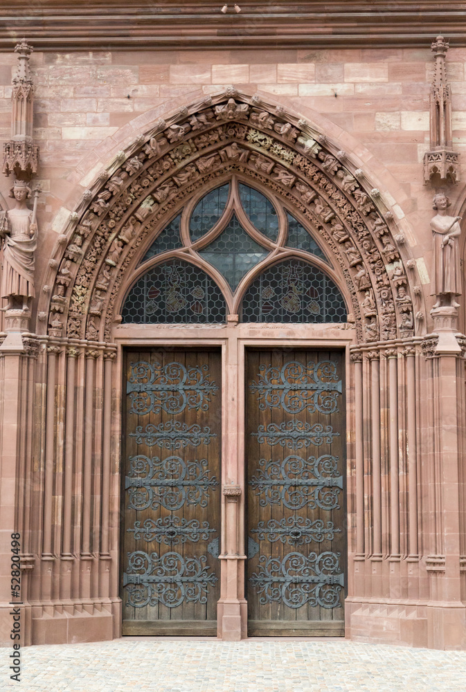 fronton et porte de la cathédrale