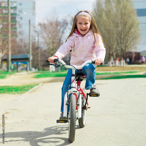 Fototapeta Naklejka Na Ścianę i Meble -  little girl with her bicycle