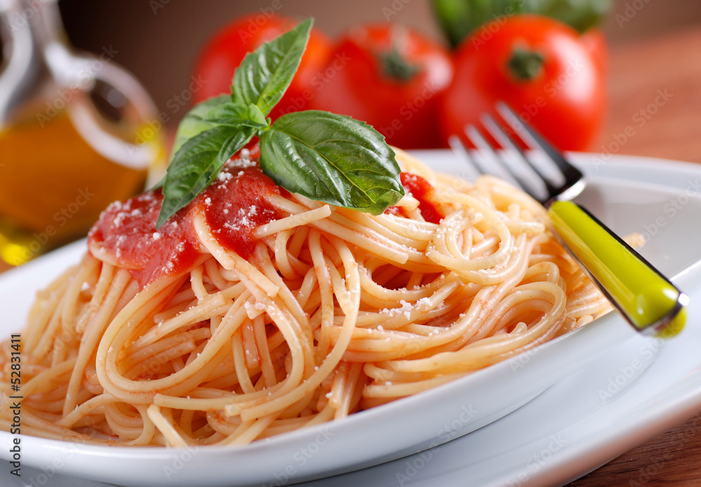spaghetti al pomodoro con foglia di basilico spaghetti al pomodoro con foglia di basilico