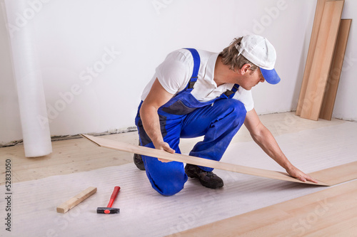 Obraz na płótnie Male Worker laminate flooring. w salonie