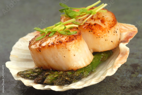 Photo Sea Scallop with asparagus in a scallop shell