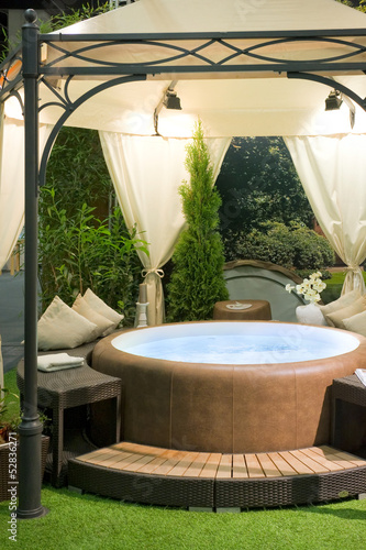 Fotografia Überdachter Whirlpool in einem Garten