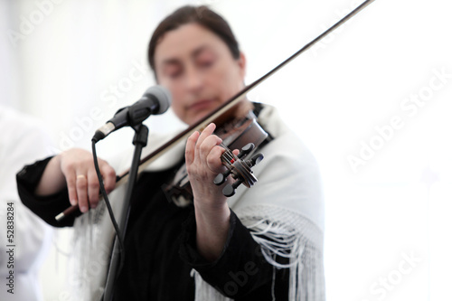 Kobieta grająca na skrzypcach.