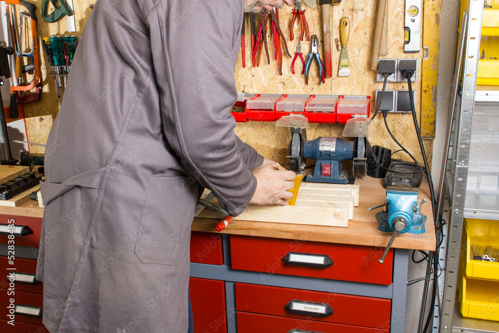 Heimwerker in Werkstatt Heimwerker in Werkstatt