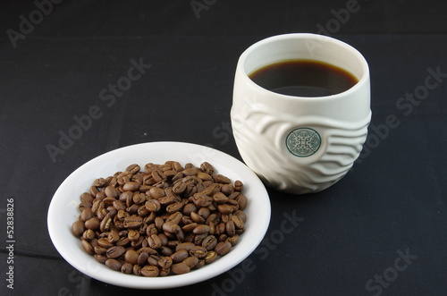 コーヒー豆とコーヒーカップ