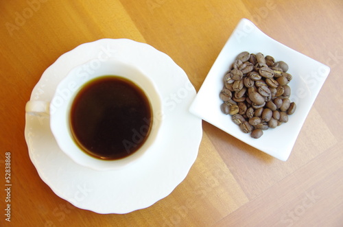 コーヒー豆とコーヒーカップ