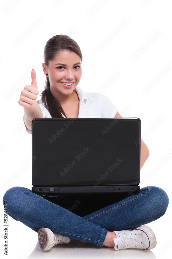 Naklejka premium casual woman sits with laptop & ok