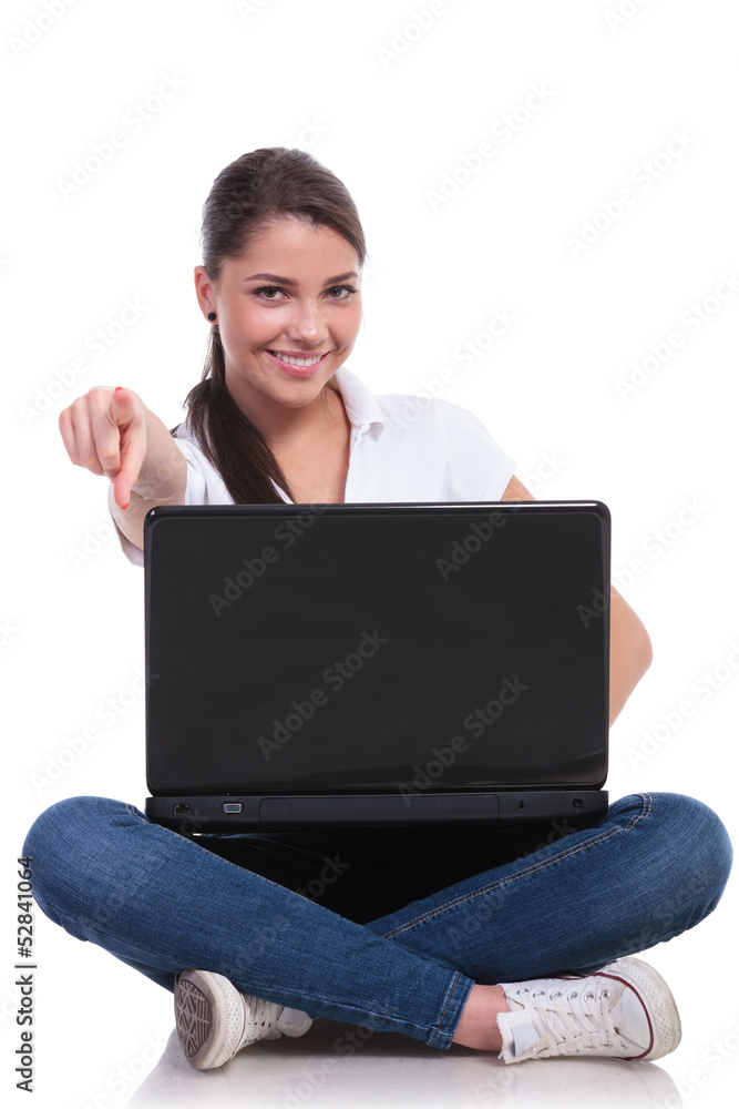 Naklejka premium casual woman sits with laptop & points