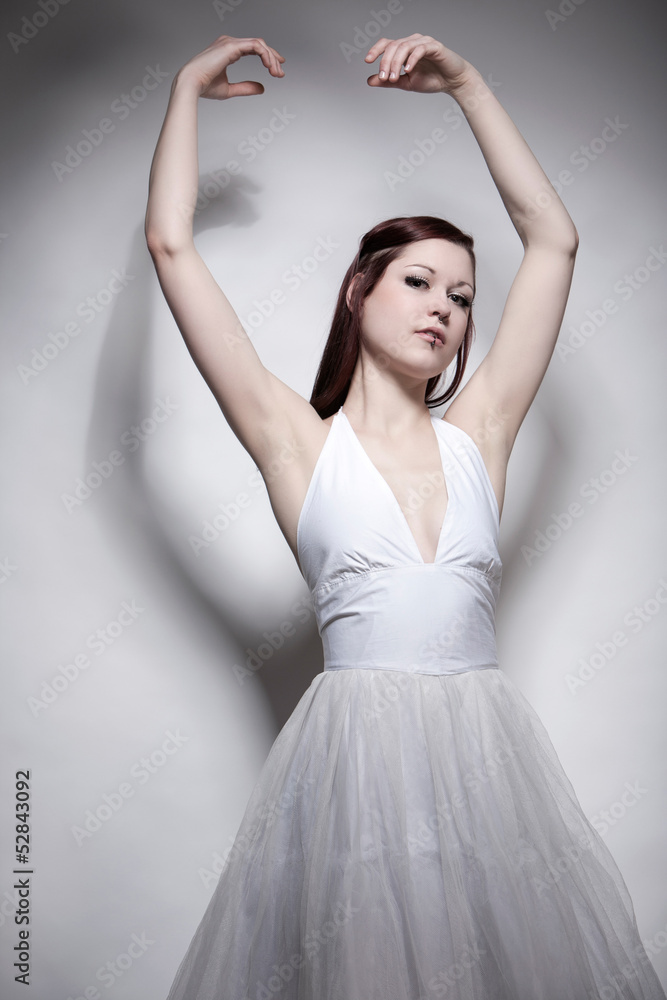 Fototapeta premium Junge Frau in weißem Ballettkleid