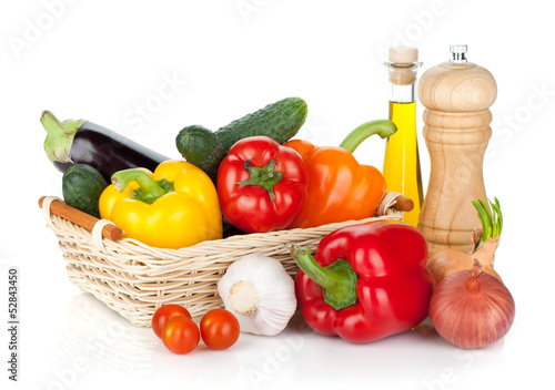 Fototapeta Naklejka Na Ścianę i Meble -  Fresh ripe vegetables in basket