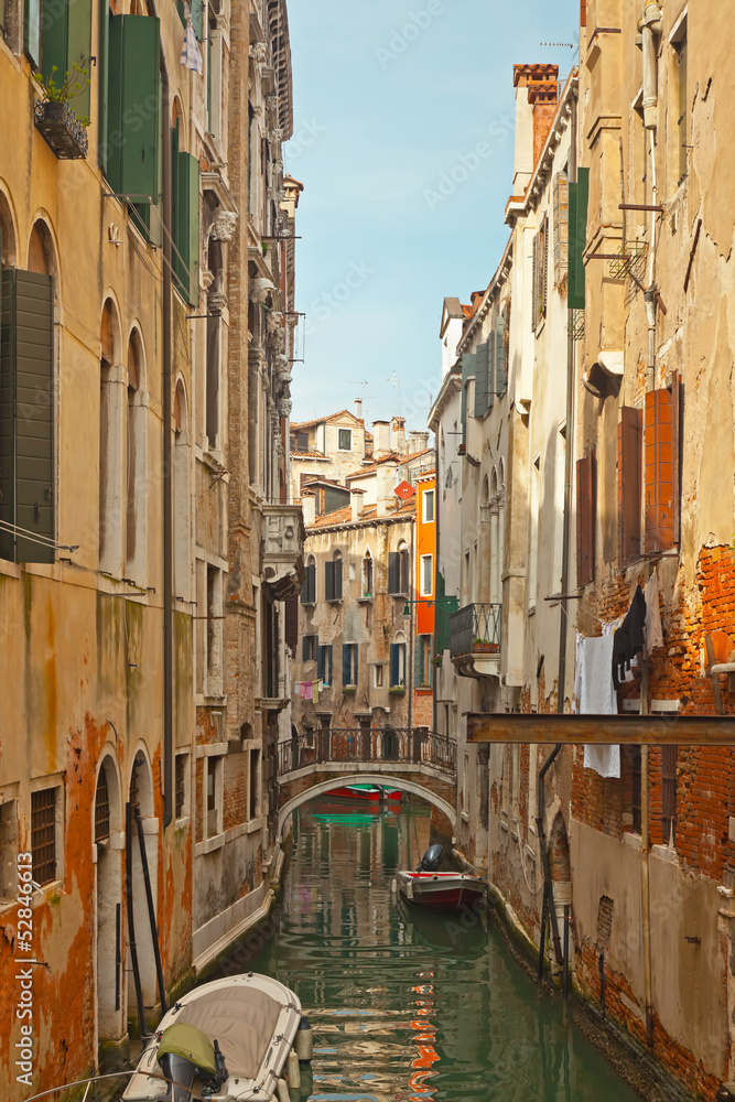 Obraz premium The canals of Venice with colorful houses. Italy.