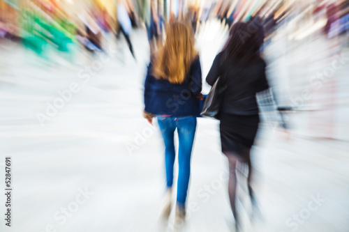 zwei Frauen beim Stadtbummel mit Zoom-Effekt